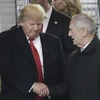 Tổng thống Mỹ Donald J. Trump (trái) chúc mừng Tướng James Mattis sau khi được Thượng viện Mỹ phê chuẩn làm Bộ trưởng Quốc phòng. (Nguồn: EPA/TTXVN)