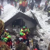Nhân viên cứu hộ tìm kiếm các nạn nhân mất tích sau vụ lở tuyết vùi lấp khách sạn Rigopiano ở Farindola thuộc khu vực Abruzzo, miền Trung Italy ngày 24/1. (Nguồn: EPA/TTXVN)