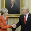 Tổng thống Mỹ và Thủ tướng Anh nắm tay nhau bên Nhà Trắng