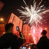 Người dân Trung Quốc đốt pháo mừng Năm mới tại Bắc Kinh ngày 27/1. (Nguồn: EPA/TTXVN)