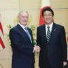 Bộ trưởng Quốc phòng Mỹ James Mattis và Thủ tướng Nhật Bản Shinzo Abe. (Nguồn: AFP/TTXVN)