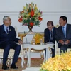 Tổng thống Myanmar U Htin Kyaw (trái) đã có cuộc hội đàm với Thủ tướng nước chủ nhà Samdech Hun Sen. (Nguồn: THX/TTXVN)