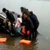 [Video] Thót tim với màn ném em bé lên bờ trước khi xe bị chìm