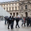 Cảnh sát tăng cường an ninh phía trước bảo tàng Louvre ngày 4/2, một ngày sau khi xảy ra vụ tấn công. (Nguồn: AFP/TTXVN)