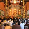 Quang cảnh lễ cầu an, một phần trong các hoạt động của Tết Nguyên tiêu tại chùa Phật tích Lào năm nay. (Ảnh: Phạm Kiên/Vietnam+)