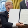 Tân Tổng thống Mỹ Donald Trump ký sắc lệnh rút khỏi TPP. (Nguồn: AFP/TTXVN)