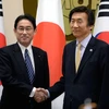 Ngoại trưởng Nhật Bản Fumio Kishida và Ngoại trưởng Hàn Quốc Yun Byung Se. (Nguồn: zimbio.com)