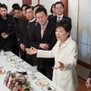 Tổng thống Hàn Quốc Park Geun-hye trong cuộc gặp báo giới ở Seoul ngày 1/1. (Nguồn: Yonhap/TTXVN)