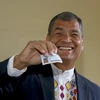 Tổng thống Rafael Correa bỏ phiếu trong cuộc bầu cử ở Quito, Ecuador ngày 19/2. (Nguồn: EPA/TTXVN)