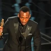 Mahershala Ali nhận tượng vàng Oscar. (Nguồn: huffingtonpost.com)