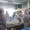 Điều trị cho bệnh nhân nhiễm virus cúm gia cầm H7N9 tại một phòng cách ly trong bệnh viện ở Vũ Hán, tỉnh Hồ Bắc, Trung Quốc ngày 12/2. (Nguồn: AFP/TTXVN)