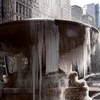 Nước bị đóng băng tại một đài phun nước công viên Bryant ở New York ngày 13/3. (Nguồn: AFP/TTXVN)