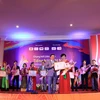 Đại sứ Việt Nam tại Lào Nguyễn Bá Hùng trao giải nhất tại cuộc thi cho thí sinh Nguyễn Thị Kim Liên tại đêm chung kết. (Ảnh: Phạm Kiên/TTXVN)