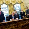 Tổng thống Mỹ Donald Trump ký sắc lệnh nhập cư mới tại Lầu Năm Góc ở Washington, DC ngày 23/1. (Nguồn: AFP/TTXVN)