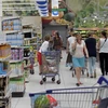 Người dân mua sắm tại một siêu thị ở Coutances, Tây Bắc nước Pháp ngày 18/8/2015. (Nguồn: AFP/TTXVN)