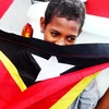 Một cậu bé với lá cờ Timor Leste trên đường phố. (Ảnh: Lâm Khánh/TTXVN)