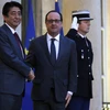 Tổng thống Pháp Francois Hollande và Thủ tướng Nhật Bản Shinzo Abe. (Nguồn: Reuters)