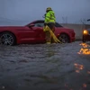 Các phương tiện giao thông bị mắc kẹt trong nước lũ do mưa bão tại Sun Valley, California ngày 17/2. (Nguồn: AFP/TTXVN)
