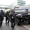 Cảnh sát làm nhiệm vụ tại sân bay Orly sau vụ bắn súng ngày 18/3. (Nguồn: AFP/TTXVN)
