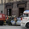 Nhân viên thuộc cơ quan khẩn cấp của Nga làm nhiệm vụ tại hiện trường vụ nổ ga tàu điện ngầm ở St. Petersburg ngày 3/4. (Nguồn: AFP/TTXVN)