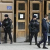 Cảnh sát Nga tăng cường an ninh tại ga tàu điện ngầm Smolenskaya ở Moskva ngày 4/4. (Nguồn: EPA/TTXVN)