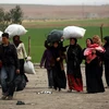 Người dân Syria sơ tán do chiến sự, tới một trại tạm thời ở làng Ain Issa ngày 31/3. (Nguồn: AFP/TTXVN)