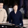 Bà Park Geun-hye (phải) rời Văn phòng Công tố quận Trung tâm Seoul sau phiên thẩm vấn ngày 22/3. (Nguồn: AFP/TTXVN)