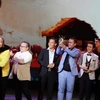 Ban tổ chức trao giải Cánh diều Vàng cho hạng mục phim Điện Ảnh thuộc về phim Sài Gòn anh yêu em (đạo diễn Lý Minh Thắng - Công ty trách nhiệm hữu hạn MTV Live On). (Ảnh: Phương Vy/TTXVN)