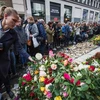 Người dân tập trung tại nơi tưởng niệm các nạn nhân xấu số trong vụ tấn công khủng bố ở Stockholm ngày 10/4. (Nguồn: AFP/TTXVN)