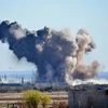 Khói bốc lên sau cuộc không kích của liên minh quân sự do Mỹ đứng đầu tại Deir al-Zor, Syria. (Nguồn: AA/ABACAPRESS.COM/TTXVN)