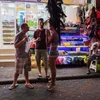 Khách du lịch thưởng thức ẩm thực đường phố ở Pattaya, Thái Lan. (Nguồn: AFP/TTXVN)