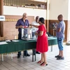 Người dân bỏ phiếu tại điểm bầu cử Tổng thống Pháp ở Guiana ngày 22/4. (Nguồn: AFP/TTXVN)