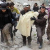Lực lượng dân phòng Syria chuyển nạn nhân khỏi đống đổ nát sau một đợt không kích ở tỉnh Idlib ngày 15/2. (Nguồn: AFP/TTXVN)