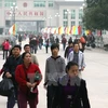 Thương nhân và khách du lịch Trung Quốc qua cửa khẩu Tân Thanh. (Ảnh: Trọng Đức/TTXVN)