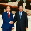 Thủ tướng Nguyễn Xuân Phúc và Thủ tướng Samdech Techo Hun Sen. (Ảnh: Thống Nhất/TTXVN)