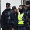 Cảnh sát Tây Ban Nha bắt giữ một người đàn ông trong chiến dịch chống khủng bố tại El Espinar, Tây Ban Nha ngày 25/4. (Nguồn: EPA/TTXVN)