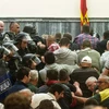 Những người biểu tình xông vào bên trong tòa nhà Quốc hội ở Skopje ngày 27/4. (Nguồn: AFP/TTXVN)