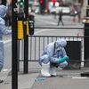 Nhân viên pháp y điều tra tại hiện trường bắt giữ nghi phạm ở London ngày 27/4. (Nguồn: EPA/TTXVN)