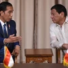 Tổng thống Philippines Rodrigo Duterte (phải) và Tổng thống Indonesia Joko Widodo (trái) tại cuộc gặp ở Manila. (Nguồn: AFP/TTXVN)