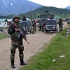 Các binh siỹ Ấn Độ gác bên ngoài doanh trại quân đội ở quận Kupwara sau vụ đánh bom ngày 27/4. (Nguồn: EPA/TTXVN)