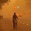 Cát bụi mù mịt trên đường phố ở Trung Quốc trong một trận bão cát. (Nguồn: THX/TTXVN)
