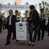 Nhân viên cơ quan bầu cử chuẩn bị kiểm phiếu tại thủ đô Seoul, Hàn Quốc ngày 13/4. (Nguồn: AFP/TTXVN)