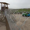 Hàng rào 'thông minh' ngăn người di cư tại biên giới với Serbia ngày 28/4. (Nguồn: THX/TTXVN)