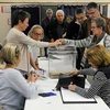 Cử tri Pháp bỏ phiếu tại một địa điểm bầu cử ở Quimper, miền Tây nước Pháp ngày 7/5. (Nguồn: AFP/TTXVN)