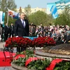 Tổng thống Nursultan Nazarbayev đặt vòng hoa tại tượng đài 'Những người bảo vệ Tổ quốc.' (Nguồn: inform.kz)