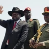 Tổng thống Salva Kiir (trái) thay Tổng tham mưu trưởng quân đội Tướng Paul Malong (phải). (Nguồn: AP)