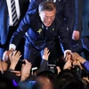 Ông Moon Jae-In (giữa) chia vui cùng những người ủng hộ sau khi kết quả bầu Tổng thống được Ủy ban Bầu cử quốc gia Hàn Quốc công bố, tại Seoul ngày 10/5. (Nguồn: THX/TTXVN)