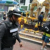Cảnh sát Thái Lan đi tuần tra sau vụ nổ ở đền thờ Erawan. (Nguồn: EPA)