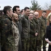 Bộ trưởng Quốc phòng Đức Ursula von der Leyen (phải) thăm các binh sỹ tại căn cứ không quân Incirlik ở Incirlik, Thổ Nhĩ Kỳ ngày 21/1/2016. (Nguồn: AFP/TTXVN)