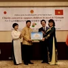 Đại sứ Nguyễn Quốc Cường và phu nhân trao số tiền 600.000 yen cho JIFA để hỗ trợ trẻ em nghèo tại Hà Tĩnh. (Ảnh: Gia Quân/Vietnam+)